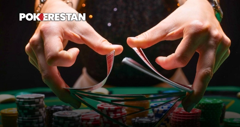 آموزش پوکر اوماها ۴ کارته: استراتژیها و نکات کلیدی برای موفقیت 1 Pokerestan بر زدن ورقهای بازی روی میز کازینو با ژتونهای شرطبندی