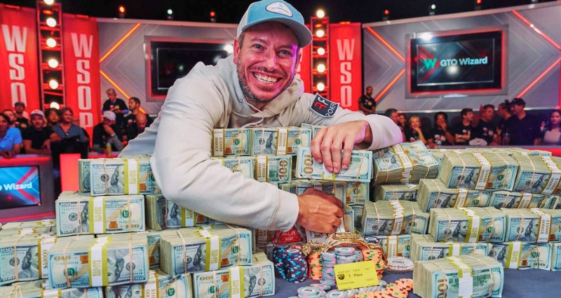 ۴ برد تاریخی پوکر: پول، افتخار و استراتژی 3 Pokerestan دنیل واینمن با دستبند طلایی قهرمانی WSOP Main Event ۲۰۲۳ و جایزه ۱۲,۱۰۰,۰۰۰ دلار