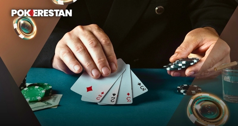 تفاوتهای پوکر اوماها و تگزاس هولدم: راهنمای جامع 1 Pokerestan کارتهای پوکر روی میز در بازی تگزاس هولدم
